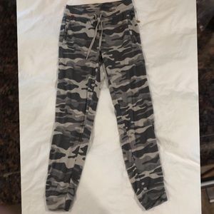 PJSALVAGE Sweatpants\ joggers. Extra small